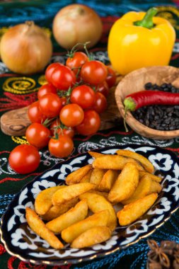 Patates dilimleri doğu tabağında