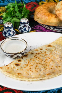 Kutup peyniri. Mayasız hamurdan ince turta ve peynir.