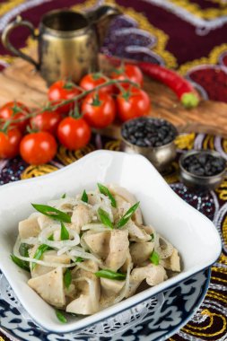 Beyaz mantar salatası.