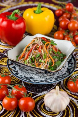 Selofan erişteli salata, havuç, baharatlı, tatlı biber, salatalık, biftek, sarımsak, kereviz, kişniş.