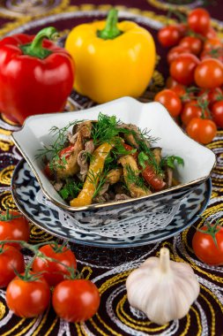 Patlıcanlı salata, dolma biber, sığır eti, sarımsak, kişniş