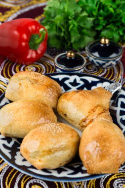 Samsa. Kıymalı tavuk ve baharatlı puf böreği..