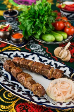 Soğan ve baharatla tatlandırılmış kuzu şiş.