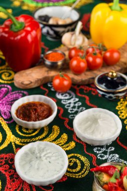  tabak çeşitli doğu sosları
