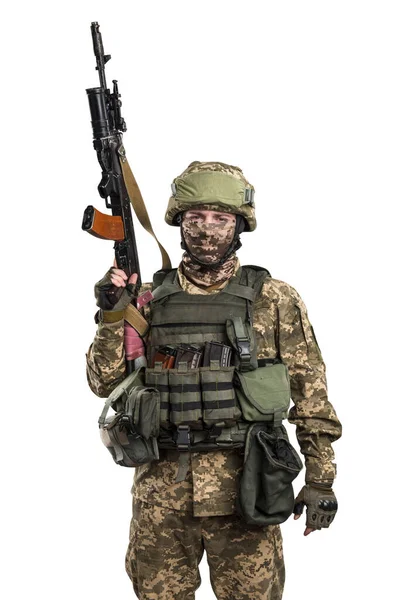 Mekanize piyade üniformalı Ukrayna subayı beyaz arka planda kırpma yolu ile izole edildi. (Omzunda Ukrayna bayrağı ve kolları. Ukraynaca yazılmış Ukrayna yazısıyla göğsüne yama yap.)