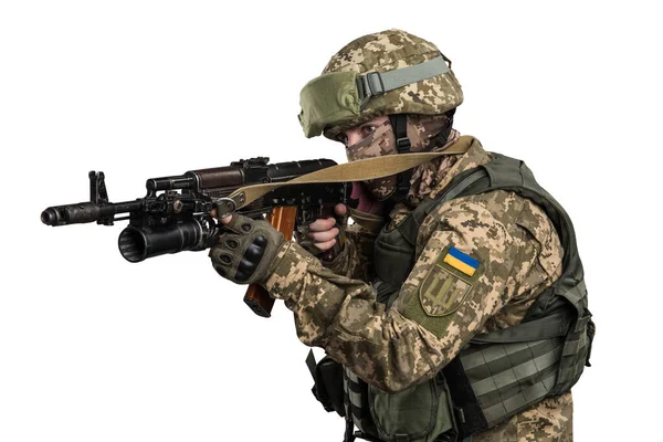 白い背景にクリッピングパスで隔離された機械化歩兵の制服でウクライナの将校 肩にはウクライナの国旗と腕 ウクライナ語で碑文と胸にパッチを当てる — ストック写真