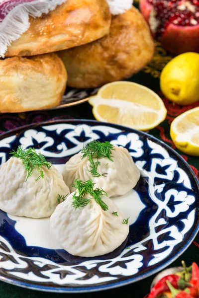 Manta, soğan ve baharatlı kuzu filetosu ince hamurda..