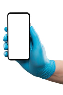 Mavi eldivenli erkek, dokunmatik ekranlı, beyaz ekranlı akıllı telefon tutuyor. Stüdyoda çekildi, beyaz arka planda kırpma yolu ile izole edildi.