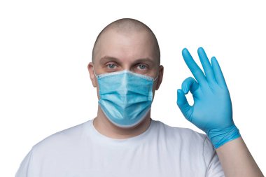 Karantina zamanında güvenlik maskesi takan ve koronavirüse karşı eldiven takan bir erkek. Stüdyoda çekildi, beyaz arka planda kırpma yolu ile izole edildi.