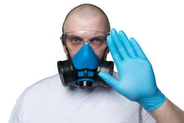 Biyolojik tehlike maskeli bir erkek ve Coronavirus 'a karşı eldivenler, el hareketi duruşu. Stüdyoda kırpma ile izole edilmiş.