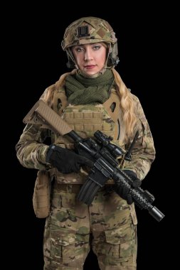Tüfekli taktik üniformalı kadın asker. Stüdyoda çekilmiş. Siyah arkaplanda kırpma yolu ile izole edildi