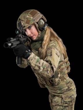 Tüfekli taktik üniformalı kadın asker. Stüdyoda çekilmiş. Siyah arkaplanda kırpma yolu ile izole edildi