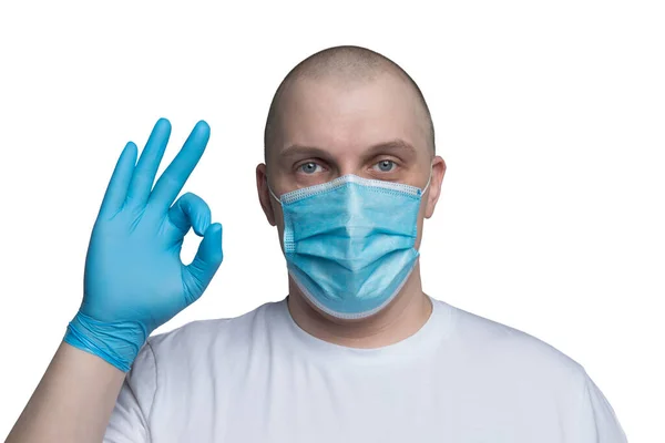 男性は隔離時に安全衛生マスクを着用し コロナウイルスに対する手袋を着用する 白い背景にクリッピングパスで隔離されたスタジオで撮影 裏返し — ストック写真