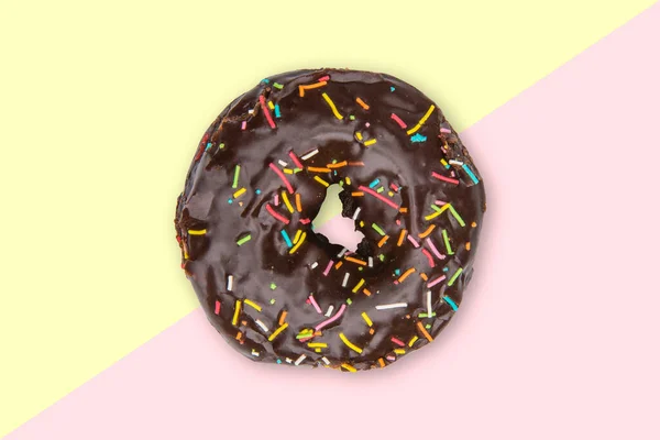 Donut Com Polvilhas Isoladas Sobre Fundo Amarelo Rosa — Fotografia de Stock