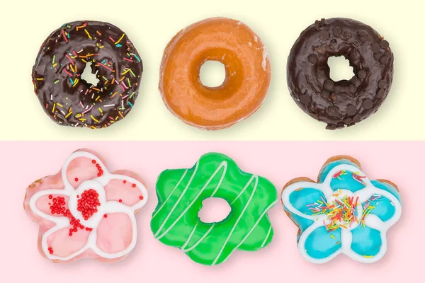 Donut Com Polvilhas Isoladas Sobre Fundo Amarelo Rosa — Fotografia de Stock