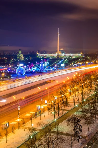 モスクワ ロシア2017年1月8日 クリスマス時の勝利公園の冬景色 ビクトリーパークまたはパークポベディは モニュメント オベリスク 噴水と建築アンサンブルです — ストック写真