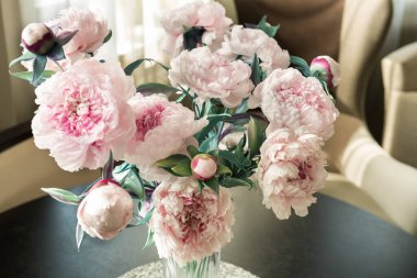 MOSCOW, RUSSIA - 14 Ağustos 2017: Çatı katı oturma odası iç mekan, kanepe, koltuk, masa ve piyonlu vazo. Arka planda küçük mutfak ve bar tezgahı..