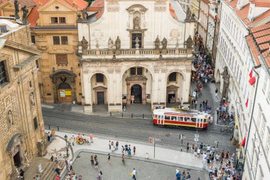 PRAG, CZECH REPUBLIC - 31 Temmuz 2016: Küçük Köprü Kulesi 'nden Çarmıh Meydanı' nın Şövalyeleri 'ne kadar