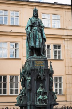 PRAG, CZECH REPUBLIC - 31 Temmuz 2016: Charles IV veya Karel IV 'ün Charles Köprüsü yakınlarındaki tarihi heykeli.