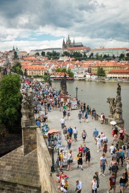PRAG, CZECH Cumhuriyet - 31 Temmuz 2016: Charles Köprüsü 'ndeki heykel manzarası namı diğer Karluv Most