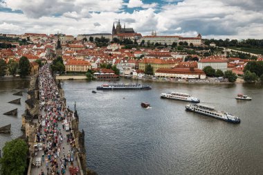 PRAG, CZECH Cumhuriyet - 31 Temmuz 2016: Charles Köprüsü 'ndeki heykel manzarası namı diğer Karluv Most