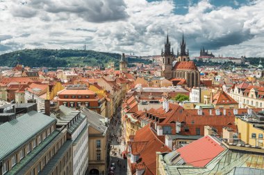 PRAG, CZECH REPUBLIC - 31 Temmuz 2016: Powder Tower 'dan Prag Eski Kasabası, St. Vitus Katedrali ve arka planda Tyn' den önce leydimizin kilisesi