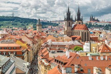 PRAG, CZECH REPUBLIC - 31 Temmuz 2016: Powder Tower 'dan Prag Eski Kasabası, St. Vitus Katedrali ve arka planda Tyn' den önce leydimizin kilisesi