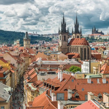 PRAG, CZECH REPUBLIC - 31 Temmuz 2016: Powder Tower 'dan Prag Eski Kasabası, St. Vitus Katedrali ve arka planda Tyn' den önce leydimizin kilisesi