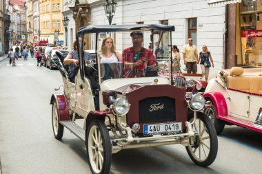 PRAG, CZECH Cumhuriyet - 31 Temmuz 2016: Turistli eski araba.