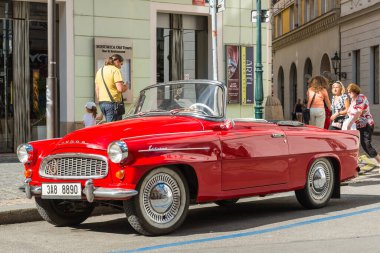 PRAG, CZECH Cumhuriyet - 31 Temmuz 2016: Sokaklarda turistleri bekleyen kırmızı eski araba. Bu arabalar genellikle Prag 'ı ziyaret eden turistler tarafından kiralanır..
