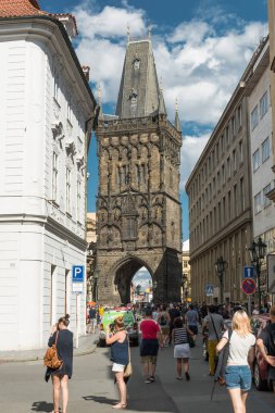 PRAG, CZECH Cumhuriyet - 31 Temmuz 2016: Toz Kulesi veya Barut Kapısı Görünümü. 11. yüzyıla dayanan orijinal şehir kapılarından biri..