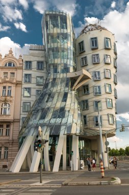 PRAG, CZECH REPUBLIC - 31 Temmuz 2016: Rasinovo Nabrezi 'de yer alan ve Vlado Miluniç ve Frank O. Gehry tarafından tasarlanan modern bina