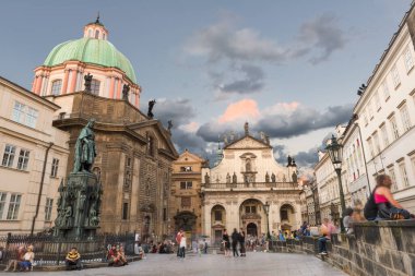 PRAG, CZECH REPUBLIC - 31 Temmuz 2016: Çarmıh Meydanı 'nın Şövalyeleri Charles Köprüsü yakınlarındaki eski kentte turistlerle dolu