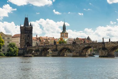 PRAG, CZECH Cumhuriyet - 31 Temmuz 2016: Charles Köprüsü 'ndeki heykel manzarası namı diğer Karluv Most