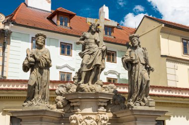 PRAGUE, CZECH Cumhuriyet - 31 Temmuz 2016: Charles Köprüsü 'ndeki diğer adıyla Karluv Most heykeli