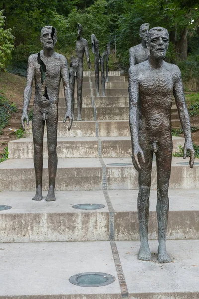 PRAG, CZECH REPUBLIC - 27 Kasım 2015: The Memorial 'dan Prag' daki komünizm kurbanlarına bakan bir manzara. 1948 ve 1989 yılları arasında kurbanların anısına yapılan bir dizi heykel..