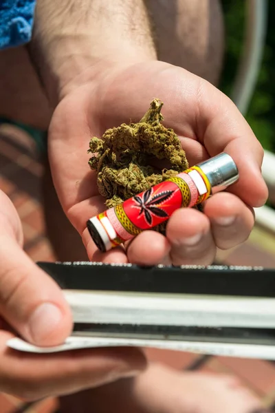 Männliche Hand Hält Knospen Mit Medizinischem Marihuana Und Feuerzeug Mit — Stockfoto