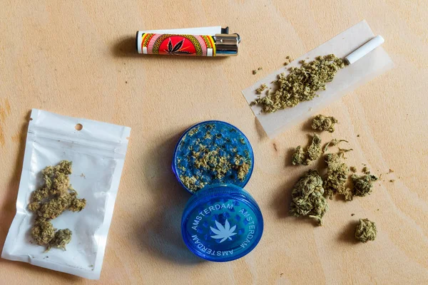 Öppen Blå Kvarn Med Inskription Amsterdam Väska Med Medicinsk Marijuana — Stockfoto