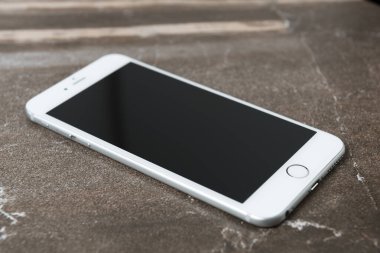 MOSCOW, Rusya - 18 ARALIK 2016: iPhone 6 artı mermer zemin