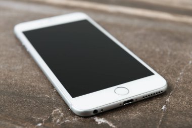 MOSCOW, Rusya - 18 ARALIK 2016: iPhone 6 artı mermer zemin