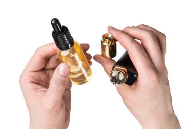 Sigara erkek elinde sıvı şişe kırpma yolu beyaz ekran izole