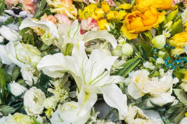 Çiçek arkaplan. Renkli kompozisyonda bir sürü yapay çiçek.