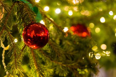 MOSCOW, RUSSIA - 5 Ocak 2017: Tverskaya Meydanı 'nda oyuncaklarla süslenmiş Noel ağacı