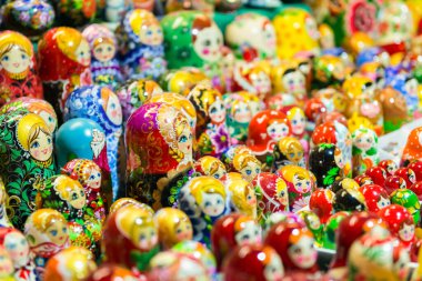 Marketteki güzel renkli tahta bebekler matryoshka. Matrioshka bebekleri Rusya 'nın kültürel sembolüdür.