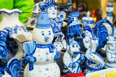 Marketteki güzel renkli tahta bebekler matryoshka. Matrioshka bebekleri Rusya 'nın kültürel sembolüdür.