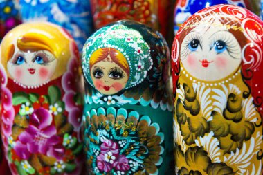 Marketteki güzel renkli tahta bebekler matryoshka. Matrioshka bebekleri Rusya 'nın kültürel sembolüdür.