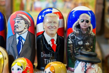 MOSCOW, Rusya - 5 HAZİRAN 2017: Rus geleneksel oyuncak bebekleri. Oyuncak bebeklerde Vladimir Lenin, Vladimir Putin ve Donald Trump 'ın portresi var..