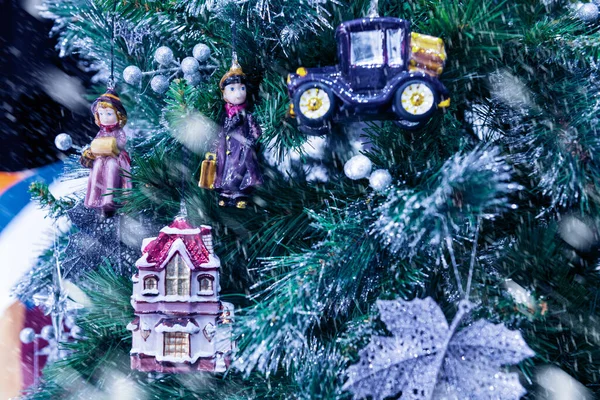 Großaufnahme Von Russischem Holzspielzeug Das Einem Geschmückten Weihnachtsbaum Hängt Schneesturm — Stockfoto