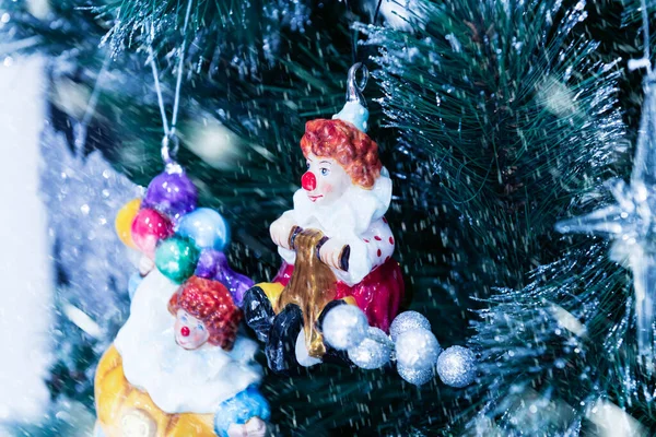 Closeup Brinquedo Madeira Russo Pendurado Uma Árvore Natal Decorada Efeito — Fotografia de Stock