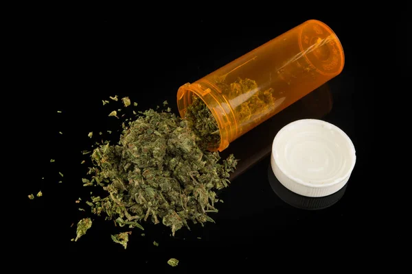 Gros Plan Marijuana Médicale Bouteille Pilule Jaune Sur Fond Noir — Photo